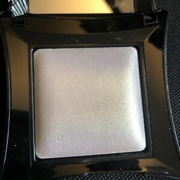 Illamasqua Beyond Powder Highlighter in Deity BNIB - Picture 5 of 14